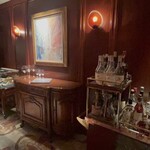 アピシウス - 絵画も飾られて雰囲気抜群