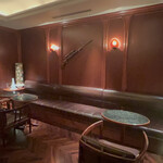 アピシウス - 壁に掛かっている前支配人のライフル