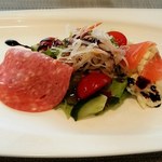 ビストロカフェ　ラピス - ★シェフの気まぐれサラダ♪(ホットサラミ・スモークサーモンとポテトサラダ)