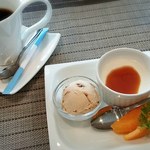 ビストロカフェ　ラピス - ★本日のデザートとアイスの盛り合わせ(白ゴマのブラマンジェ)