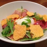 ピソラ - 熟成生ﾊﾑと温泉卵のｻﾗﾀﾞ