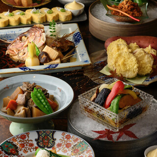 **旬の食材を使用した手作りのおばんざい:**