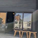 ジ イニー コーヒー - 道の駅ふたかみパークから道隔てて階段登った所
                                黒いコンテナ風のお店