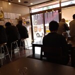 鶏一心 やなぎ麺業 - 満員御礼、入口直ぐ左に三人がけカウンター