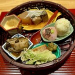 292032737 - ❺八寸〜牡蠣の有馬煮、金目鯛の手毬寿司、このわた茶碗蒸し、鰤大根、タラの芽の天ぷら、栗麩の照焼き、蕗味噌