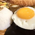 京都 れとろ洋食　LOCAVO - プレート
            黒デミグラスソース ハンバーグ
            　 & 選べるフライ（海老フライ）
            自家製タルタルソース
            目玉焼きトッピング