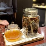 中華寝台 - メニューで使われる野菜の端材などで作る、サスティナビリティを感じる野菜茶。