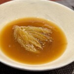 中華寝台 - この日も、毛鹿鮫の尾鰭です。
      こちらが私の分け前(^^)
      濃厚な白湯と合わせる、シェフのスペシャリテ。