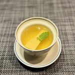 中華寝台 - 新筍の薬膳スープ。
      ウコンも効いているそうで、これは美味しい♪