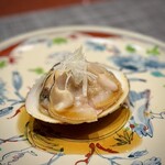 中華寝台 - 蛤の直焼き。
      柔らかく仕上がっています。