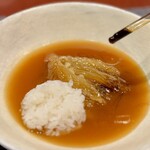 中華寝台 - いつも、どなたもやらないので少し気が引けますが、私には、このひと口ご飯がマストアイテムです(^^)
      黒酢も良く合います♪