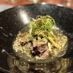 中華寝台 - 芹は、猪のような野趣ある旨味と良く合いますね♪
      山椒のピリリも効いたビーフン。