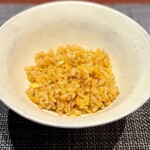 中華寝台 - 桜海老と黄韮の炒飯。
      これも、この日の印象に残る一皿。
      桜海老は細かくしてあるので、時にあの引っかかるような食感を排除して香りを楽しめます。
      季節の野菜、黄韮が風味を増してくれて、素晴らしい炒飯。