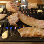 ホルモン焼肉 七福 - 豚バラにニンニクは焼いて下さいね(^^)