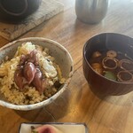 基別邸 古楽庵 - 右　赤だし　左　蛍イカ飯はお茶碗に盛られて提供