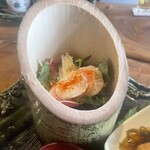 基別邸 古楽庵 - 竹の器には切り干し大根とサラダ