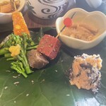 基別邸 古楽庵 - 真ん中の紅四角のお料理は、こんにゃくなんです