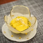 中華寝台 - デザートはマンゴープリン♪
      パッションフルーツの爽やかさもとても合いますね。