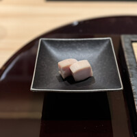 焼鳥 天赦 - 信玄鶏の胸肉の低温調理された炭火焼き