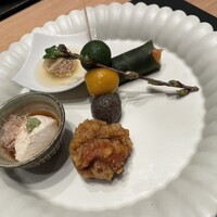 坐来 大分 - 前菜:ミヤマサーモンの葉桜寿司、花見串、中津唐揚げ、鯛子の旨煮、自家製豆冨