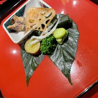 加賀屋 銀座店 - 八寸：鯛桜寿司、助子茶巾、一寸豆、白魚白煮、サツマイモの密煮