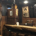 鍵屋 - 一枚板のカウンター
      燗銅壺が 目を引きます (((o(*ﾟ▽ﾟ*)o)))