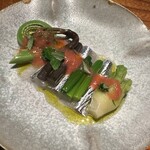 トムクリオーザ - サヨリ　こごみ　タラの芽　蕨　マリネ　フルーツトマトのソース