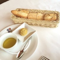 ブラッスリー ポール・ボキューズ 銀座 - パンとパテが美味しくって、あっという間に食べちゃいました（≧∇≦）パテは鶏肉・生クリーム・カレー粉で作っているそうです＼(^o^)／