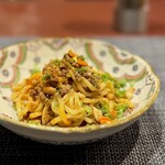 中華寝台 - 花椒はもちろん、松の実やカシューナッツなど、いろんなナッツも効かせた汁なし担々麺。