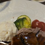 キッチン ブルー グローブ - 備え付け野菜、ポテサラのアップ