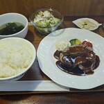 キッチン ブルー グローブ - 豚肩ロースポシェと鶏レバムーステリーヌ　ロッシーニ風