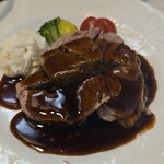 キッチン ブルー グローブ - 豚肩ロースポシェと鶏レバムーステリーヌのアップ