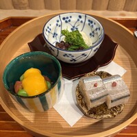 日本料理 かしづき - 桜の葉で〆たサヨリお寿司、日間賀蛸柔らか煮、加藤農園フルーツトマト黄身酢