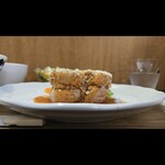 キッチン ブルー グローブ - 横から、オレンジソースは珍しい