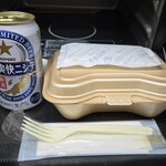 キッチン ブルー グローブ - 缶ビールとナポリタン