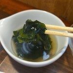 キッチン ブルー グローブ - 具沢山な、わかめスープ