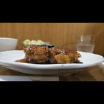 キッチン ブルー グローブ - 横から、上にはトリュフ、分厚いポシェはトロトロに柔らかい