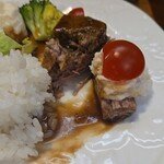 キッチン ブルー グローブ - ポテサラ、トマトを添えて