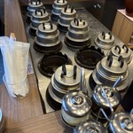 肉と米 ハジメ 戸越銀座店 - カウンターの向こうで次々に炊かれる羽釜ご飯