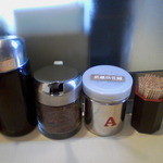 武蔵坊 - 机上の調味料。花椒はお薦め。