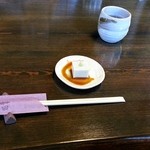 まずは蕎麦茶とそば豆腐が