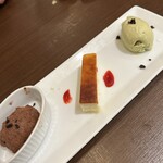 鎌倉パスタ ゆめタウン高松店 - 3種のデザート（ティラミス、チーズケーキ、抹茶アイス）