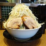 ラーメン 裏二郎 日吉本店 - 小ラーメン950円（野菜900グラム、アブラ普通）