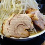 ラーメン 裏二郎 - 小ラーメン950円（野菜900グラム、アブラ普通）