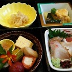 お食事処 黄金 - 桃太郎弁当(お造り)