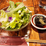 ステーキ&バー・ベブ - サラダと茄子の煮物。