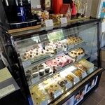 ノア洋菓子店 - 店頭のテーブル席で食べられます