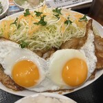 わ楽 - わんぱく定食　おかず　目玉焼きがたわわ…