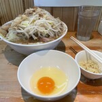 らーめん つの旨 - 個人的に生卵と生姜はマストです