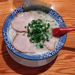 鶴亀堂 - 本格的とんこつラーメン。